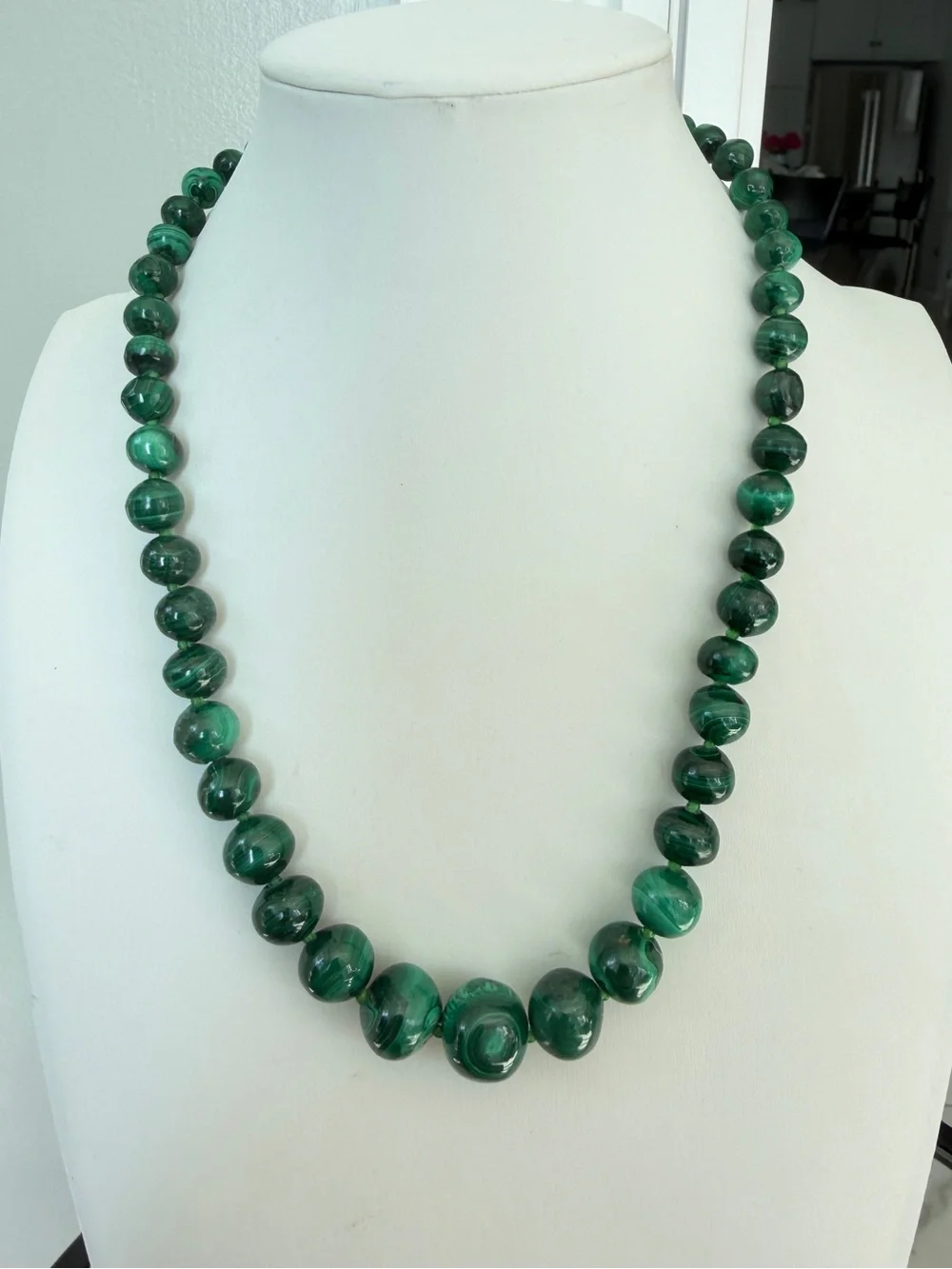 18” Vintage graduated malachite and seed bead necklace w/ gold tone clasp!